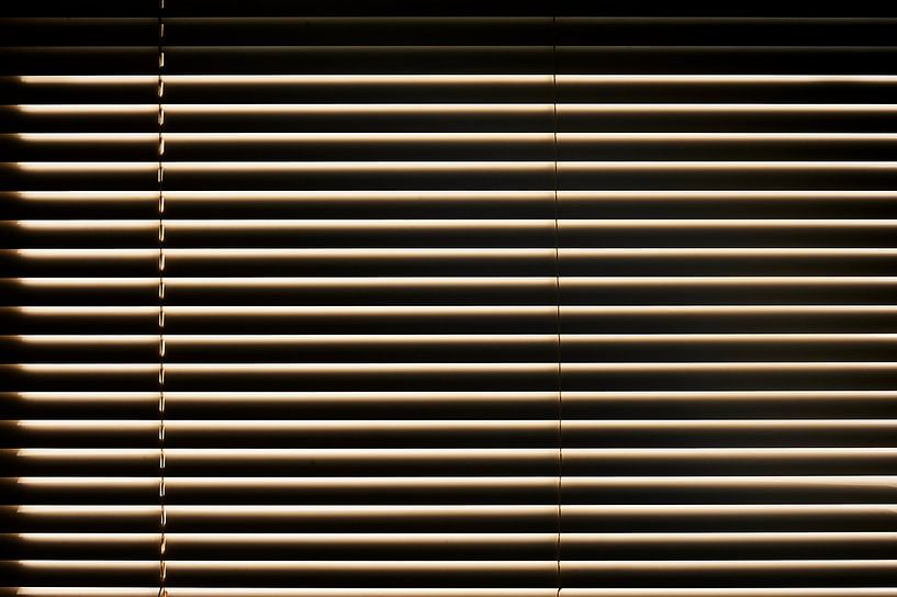 Abstracte horizontale samenstelling - latjes van een jaloezie in het zonlicht van Michael Moser