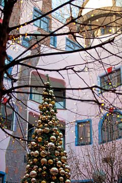Christmas in the courtyard of the Hundertwasserhaus in Magdeburg by t.ART