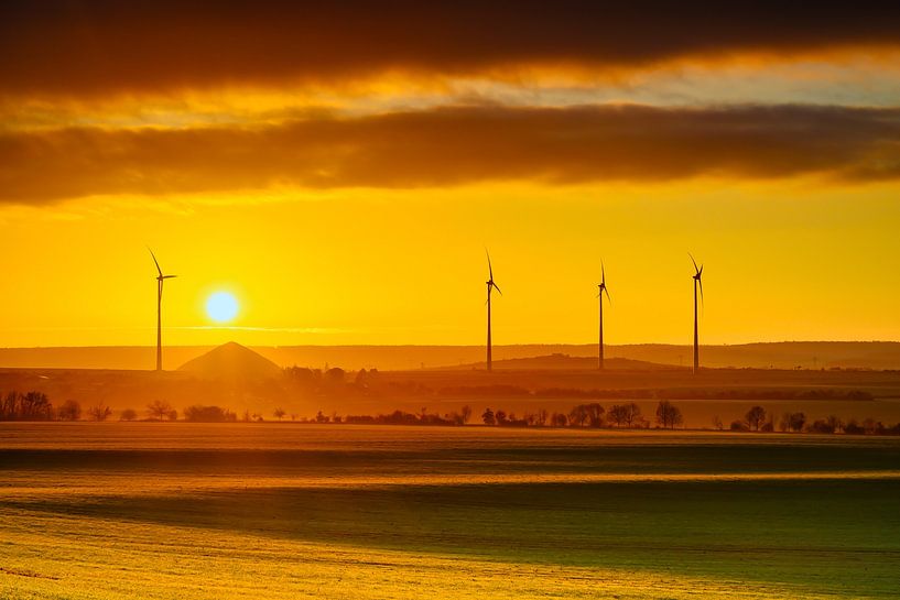 Lever de soleil avec vue sur des éoliennes et des décharges minières dans le sud du massif du Harz par Andreas Völkel