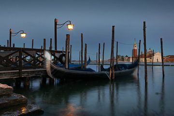 Gondels in Venetië in de avond van Alex Neumayer
