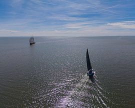 Contrast op het Water: Modern Jacht en Klassiek Zeilschip van vlamingvisuals