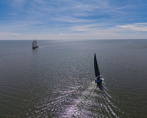 Kontrast auf dem Wasser: Moderne Yacht und klassisches Segelschiff von vlamingvisuals