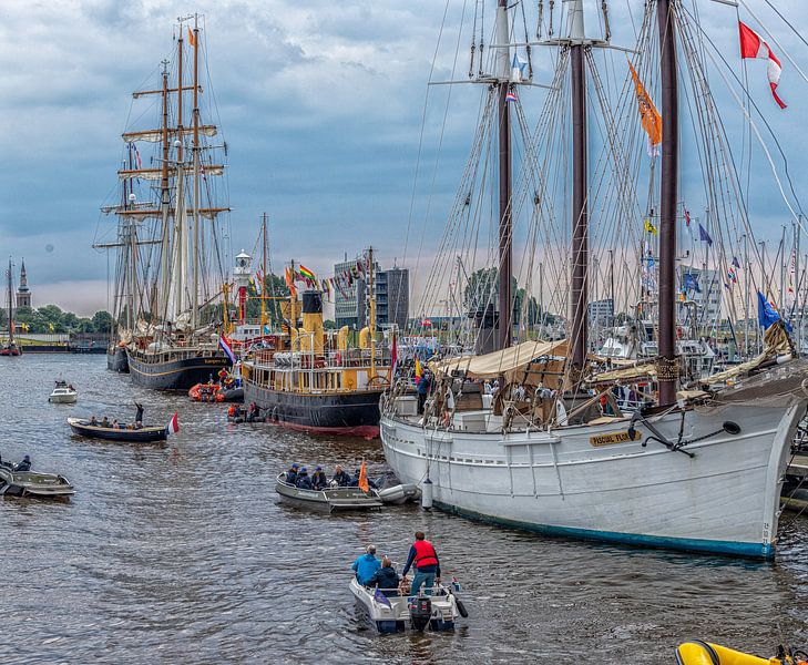 Tall Ships in de haven van Delfzijl tijdens DelfSail van John Kreukniet