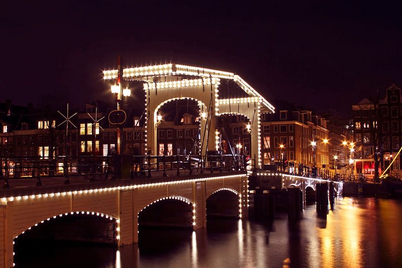 De magere brug in Amsterdam Nederland bij nacht von Eye on You