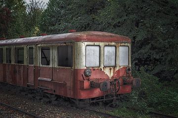 Vieux train rouge sur Maikel Brands