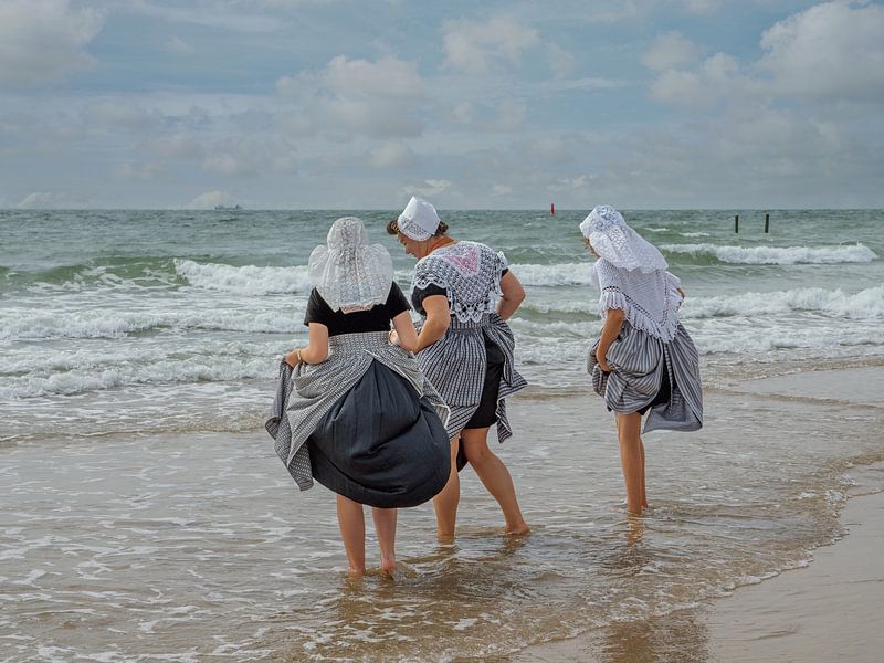 Three Zeeland girls by Lisette van Peenen