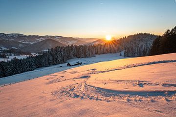Zonsondergang in de winter met uitzicht op de bergen Staufen, Oberstaufen, Säntis en Hochgrat van Leo Schindzielorz