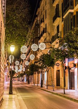 Kerstverlichting in een straat van Palma de Majorca, Spanje van Alex Winter