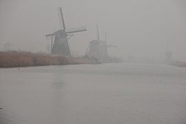 Kinderdijk molens in de mist van Brian Morgan