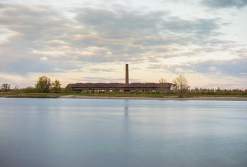Steenfabriek aan de rivier