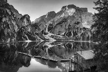 Lac de montagne dans les Dolomites. Image en noir et blanc. sur Manfred Voss, Schwarz-weiss Fotografie