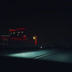 Porsche Zentrum Berlin bei Nacht von Lorenz Groche