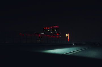 Porsche Centrum Berlijn bij nacht van Lorenz Groche