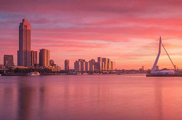 Red sunrise in Rotterdam van Ilya Korzelius