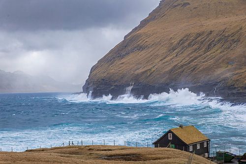 Rough sea near Gjógv