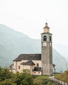 Italiaans kerkje met de bergen op de achtergrond