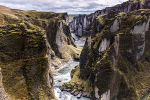 De Fjaðrárgljúfur is een kloof in het zuiden van IJsland van Edwin Kooren