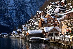 Traditionele houten huizen aan de oever van het Meer van Hallstatt in de sneeuw in de winter