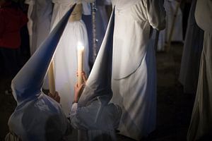 Kinderen van een broederschap in conclaaf tijdens een processie  in de semana santa in Sevilla. Wout