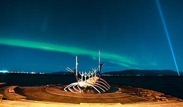 Das Sonnenschiff in Island mit Nordlichtern von Patrick Groß