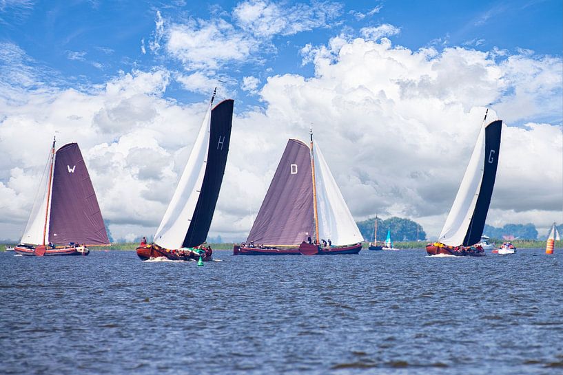 Skutsjezeilwedstrijden op de Friese Meren 2023 von Brian Morgan