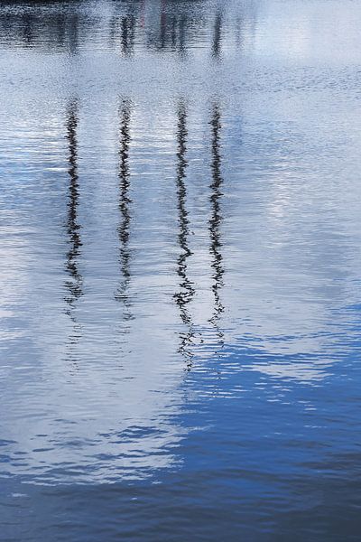 Reflets du port dans l'eau près d'Elburg, Pays-Bas par Christa Stroo photography