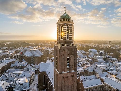 Tour de l'église Peperbus de Zwolle lors d'un lever de soleil hivernal froid