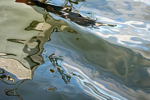 waterspiegeling van een boot gemaakt in een haven