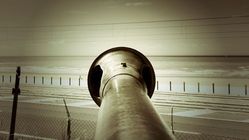 Een kanon aan de kust van Raversijde, Oostende. von Wilfred Roelofs