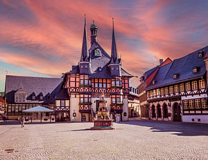 Blick auf die Skyline von Wernigerode in Sachsen-Anhalt, mit Rathaus, Deutschland