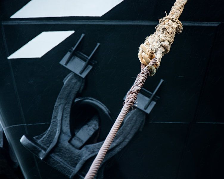Anchors and mooring lines in the harbor of the Fishery. by scheepskijkerhavenfotografie