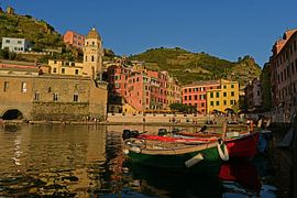 Hafen von Vernazza in den Cinque Terre von Renzo de Jonge