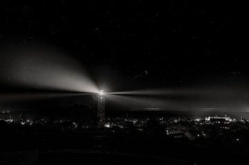 Brandaris Terschelling bei Nacht schwarz und weiß von Carina || PhotographyLikeC