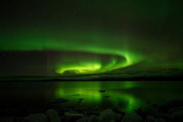 Noorderlicht met reflectie op het meer van Arina Kraaijeveld