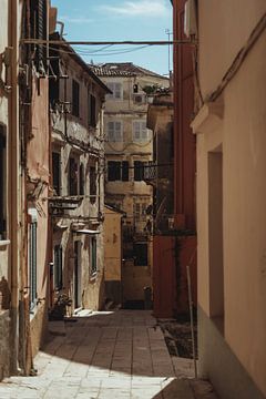 De straten van Corfu Stad | Reisfotografie fine art foto print | Griekenland, Europa van Sanne Dost