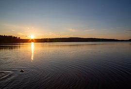 Sonnenuntergang am schwedischen See von Kim Hoozemans