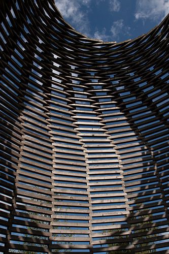 Abstract van een grote houten bijenkorf met binnenvallend zonlicht