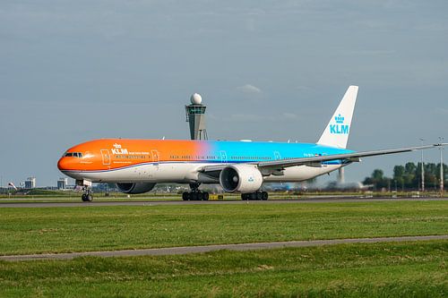Take-off KLM Boeing 777-300 passagiersvliegtuig.