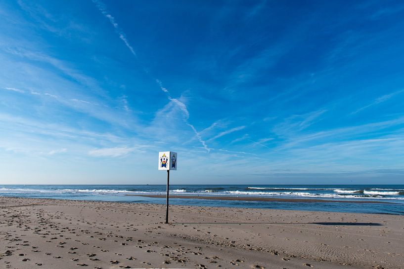 Strand bei Petten mit Schild mit einem Clown von Wim Stolwerk