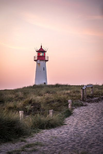 Avondstemming bij de vuurtoren List-West op het Ellenbogen schiereiland, Sylt van Christian Müringer