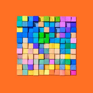 Minimalistische abstrakte hölzerne Würfel auf Orange