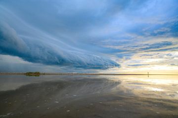 Zonsopgang op het strand van Texel met een naderende stormwolk van Sjoerd van der Wal