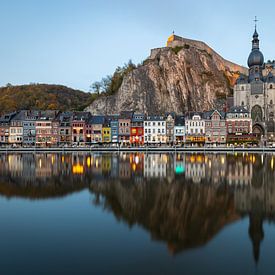 Perfecte reflectie van het Belgische stadje Dinant van OCEANVOLTA