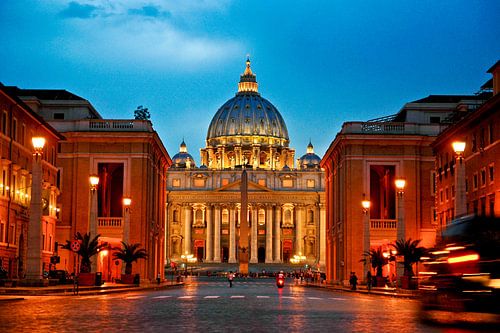 La basilique Saint-Pierre à l'heure bleue dans la Ville éternelle, Rome sur Silva Wischeropp