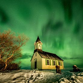 Nordlicht über einer Kirche in Island von Marco Verstraaten
