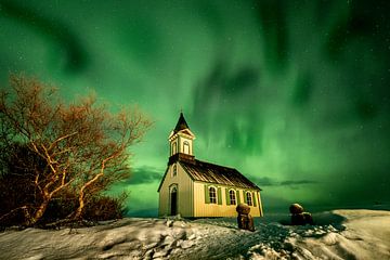 Noorderlicht boven een kerkje in IJsland van Marco Verstraaten