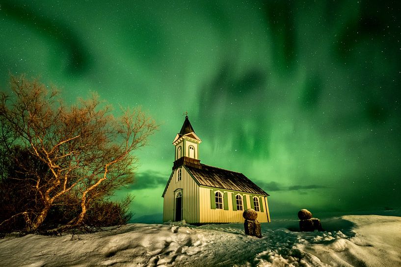 Aurores boréales au-dessus d'une église en Islande par Marco Verstraaten
