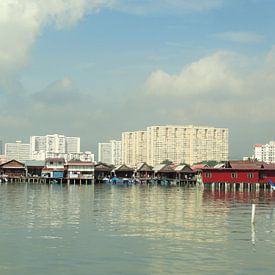 De drijvende Chinese wijk in Penang van Bianca Louwerens