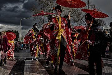 Carnaval tegen dreigende achtergrond by Rick Crauwels