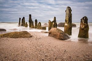 Groynes on shore of the Baltic Sea sur Rico Ködder